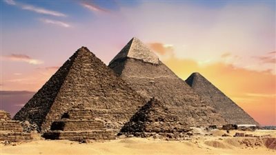 بالأدلة.. مدير آثار الهرم يكشف بناة الأهرامات ورواتبهم