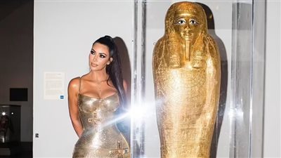 كشفتها صورة كيم كارداشيان.. تفاصيل سرقة تابوت فرعوني من مصر عام 2011