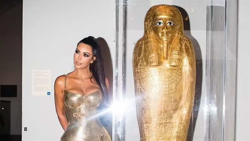 كيم كارداشيان والتابوت