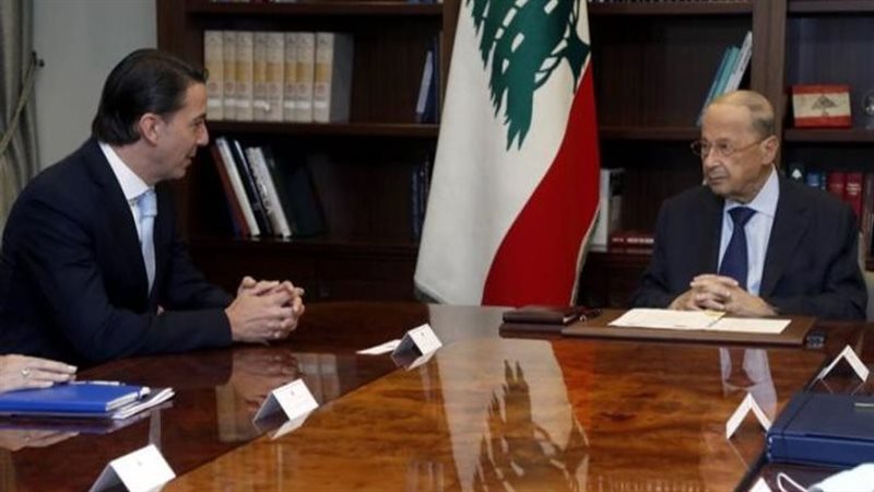 ميشال عون مع مسؤول