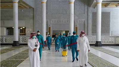 بعد انقطاع عام ونصف العام.. صلاة الجمعة بدون تباعد في المسجد الحرام