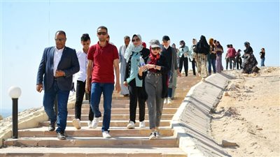  45 طالبا بجامعة سوهاج يتفقدون مشروعات 