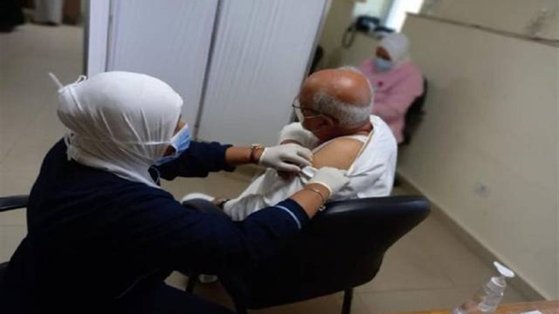 مواطن يتلقى لقاح