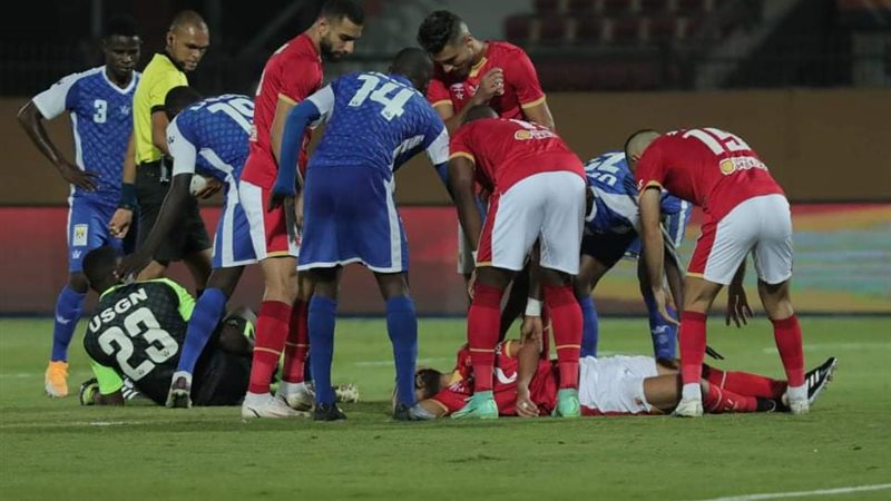 لاعبو الأهلي حول