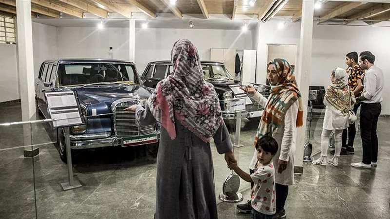 إيران تعرض 61 سيارة