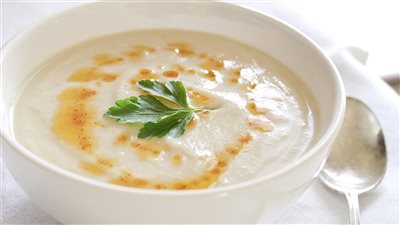 طريقة عمل شوربة الثوم بالكريمة، لذيذة وسهلة التحضير 