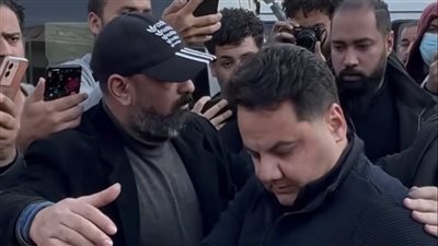 الحزن يسيطر علي هشام حلمي بكر بعد دفن جثمان والده 