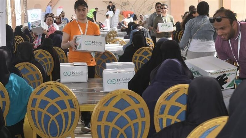 توزيع معونات علي
