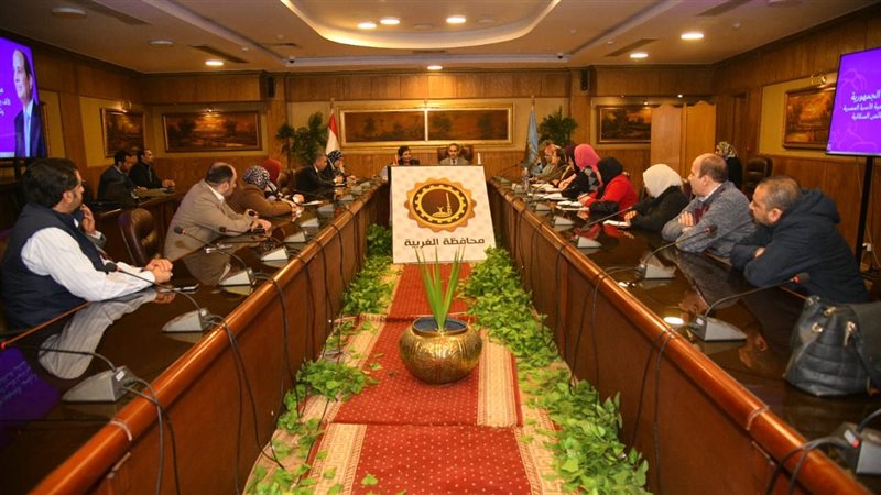 محافظ الغربية يناقش