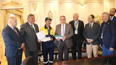 بعد إعادة مبلغ مالي مفقود.. محلية النواب تكرم عامل نظافة من الإسكندرية