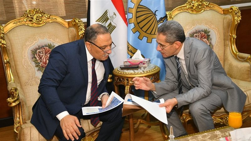 محافظ الغربية يبحث