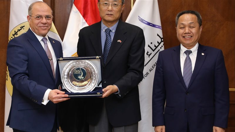 وفد صيني يزور ميناء