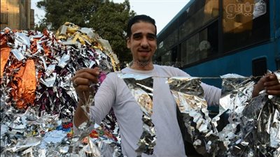 المصريون يستقبلون رمضان بزينة ومفروشات الشهر الكريم.. تبدأ من جنيه ونصف للمتر.. والخيامية بـ 90 (فيديو وصور) 