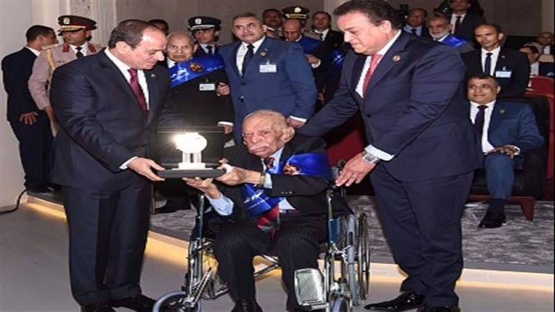 الرئيس السيسي يكرم