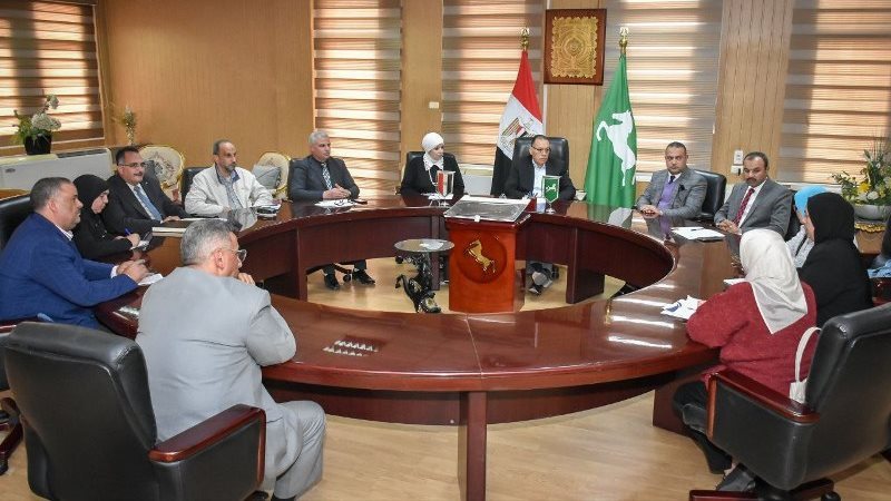 محافظ الشرقية يبحث