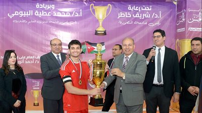 رئيس جامعة المنصورة يسلم كأس مباراة كرة القدم للطلاب الأردنيين الوافدين (صور) 