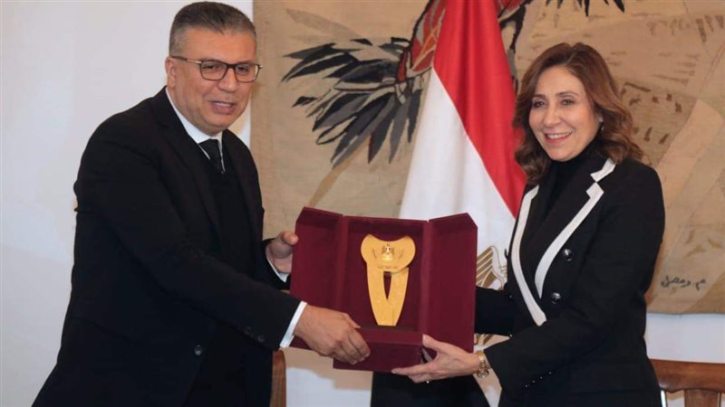 وزيرة الثقافة وعمرو