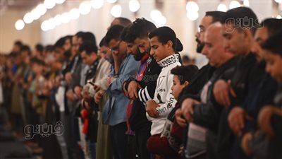 روحانيات رمضان بالمسجد العتيق، جامع عمرو بن العاص كامل العدد في أول صلاة تراويح (صور)