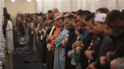 في أجواء إيمانية.. الآلاف يؤدون صلاتي العشاء والتراويح في مسجد عمرو بن العاص (فيديو وصور) 