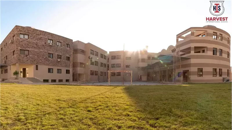 المدرسة صاحبه الازمة،