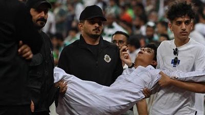 حالات إغماء لجماهير أهلي جدة عقب الخسارة أمام النصر (فيديو)