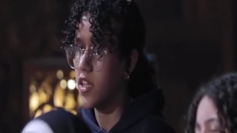  فتاة لها صديقة تقوم
