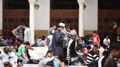 ما حكم قراءة القرآن يوم الجمعة بالمسجد وختام الصلاة جهرا؟، الإفتاء تجيب