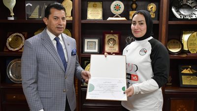 وزير الرياضة يكرم اللاعبة علياء ثابت خريجة مشروع 