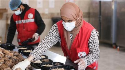 الهلال الأحمر المصري يواصل تقديم وجبات الإفطار والسحور للنازحين في قطاع غزة