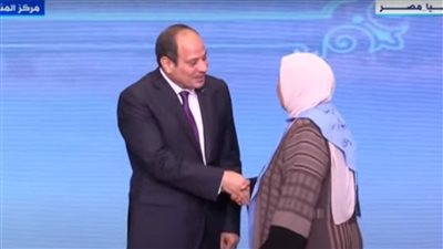الرئيس السيسي يكرم عددًا من الأمهات المثاليات والنماذج المشرفة (بث مباشر)