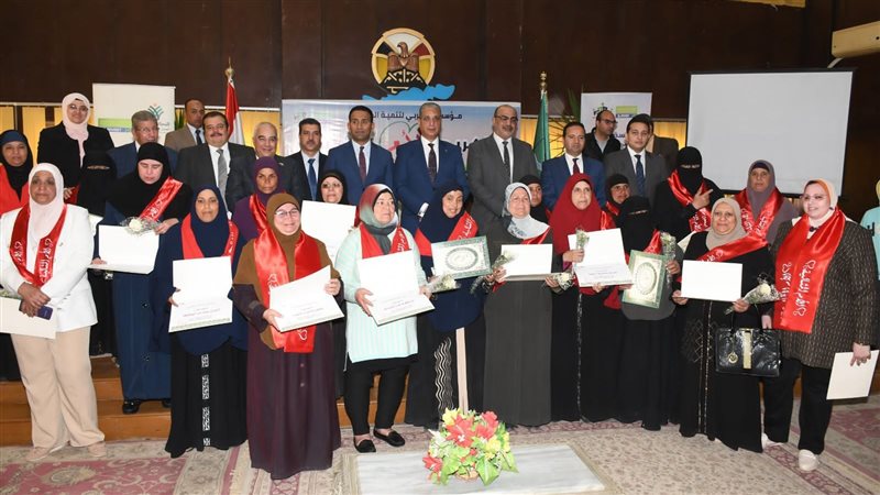 محافظ الفيوم يكرم