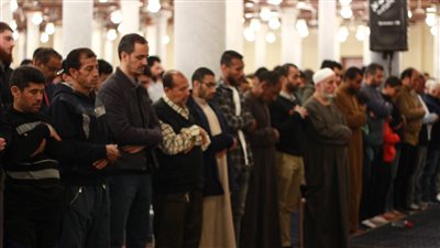 أجواء إيمانية خاصة في مسجد عمرو بن العاص بصلاتي العشاء والتراويح (صور)