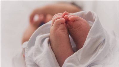 التحفظ على كاميرات المراقبة المحيطة بموقع العثور على طفل حديث الولادة في الشروق 