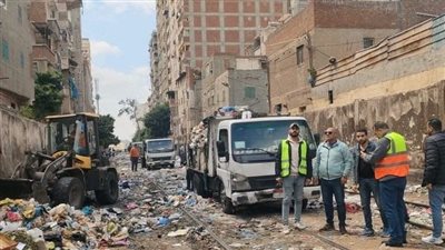 رئيس حي شرق الإسكندرية يتابع أعمال رفع تراكمات القمامة بحرم السكك الحديدية بنطاق الحي