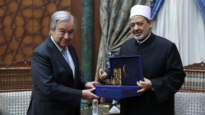 شيخ الأزهر يهدي الأمين