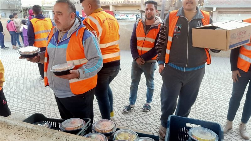 شباب يوزعون الوجبات