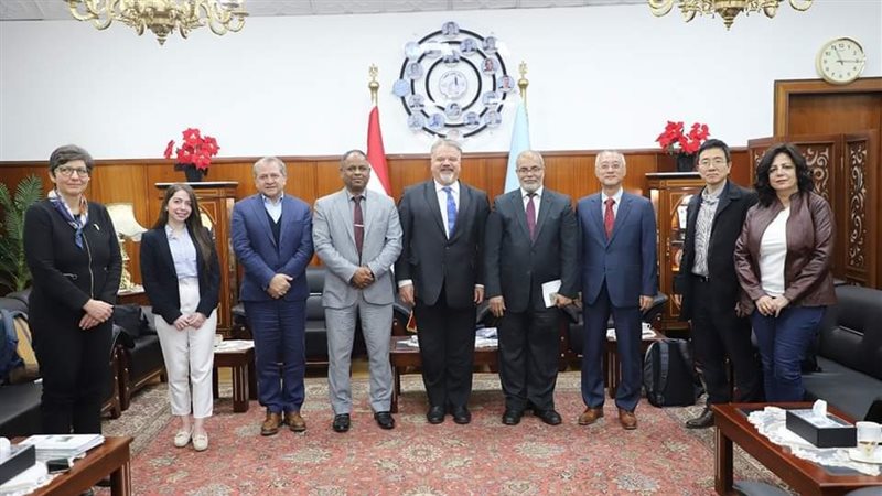 رئيس المركز والوفد،