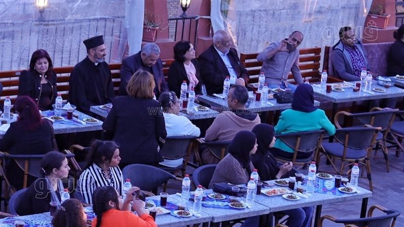أثناء الإفطار، فيتو