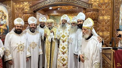الأنبا مرقس يمنح درجة القمصية لكاهن ويرسم شمامسة جدد بشبرا الخيمة