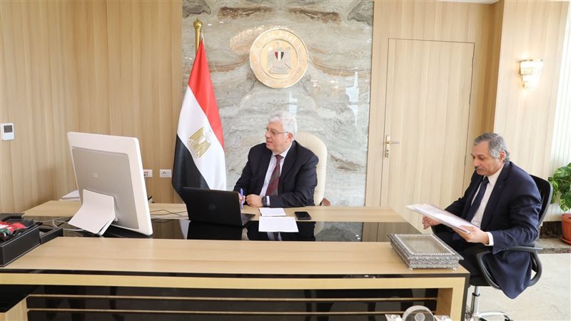 الدكتور أيمن عاشور