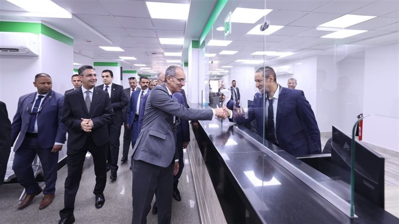 وزير الاتصالات خلال
