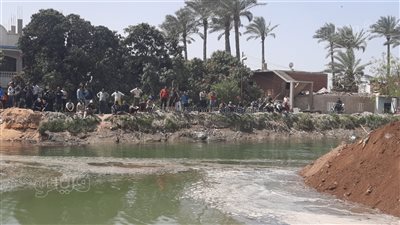 الدفع بعشرات اللوادر للسيطرة على حادث انهيار جسر ترعة السويس بالإسماعيلية (فيديو) 