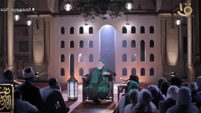  لو عالم كبير نفع بلد غير بلده من أجل المال، هل عليه إثم؟ علي جمعة يرد 