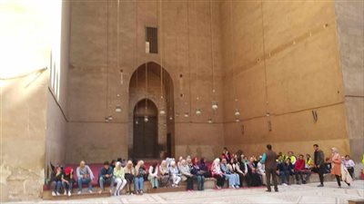 طلاب جامعة القاهرة في زيارة ميدانية للمناطق الأثرية بالتعاون مع مكتب تعزيز الهوية 
