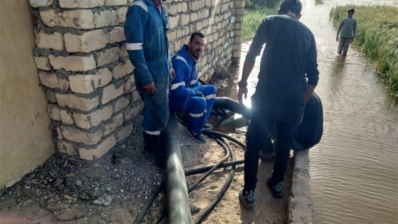 جانب من عمل فرق الطوارئ،