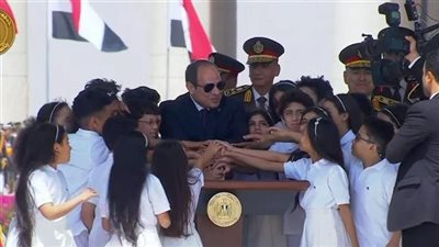  بحضور السيسي، رفع العلم على ساحة الشعب إيذانا بافتتاح المرحلة الأولى من العاصمة الجديدة 