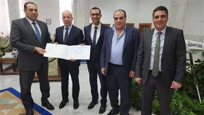 مصر للطيران تكرم موظفا ساعد في تطوير برنامج Power bi لتحليل الأداء المالي