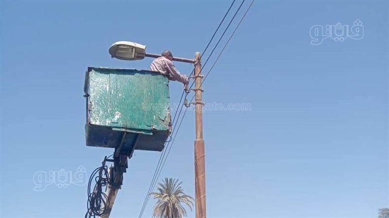 أعمدة وكشافات الإنارة،