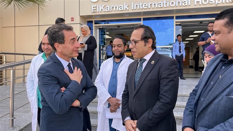 سفير فرنسا يشيد بمستشفى