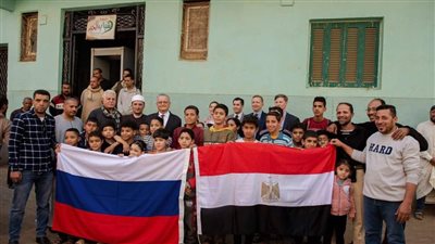 سفير روسيا بالقاهرة يوزع المساعدات الغذائية على إحدى القرى بالمنوفية (صور)